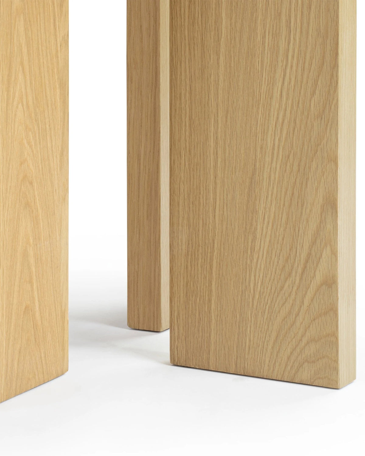 Arla™ round dining table | oak wood veneer top - tables arla | madorne