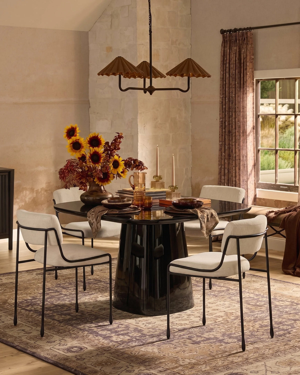 Omera 21™ dining table | high-gloss pedestal - tables 21 inspired by allure o’ | madorne