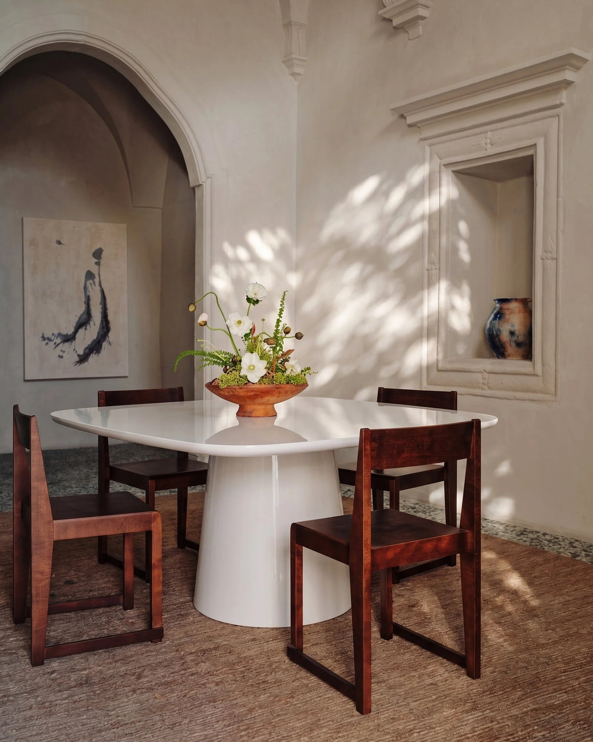 Omera 21™ dining table | high-gloss pedestal - tables 21 inspired by allure o’ | madorne