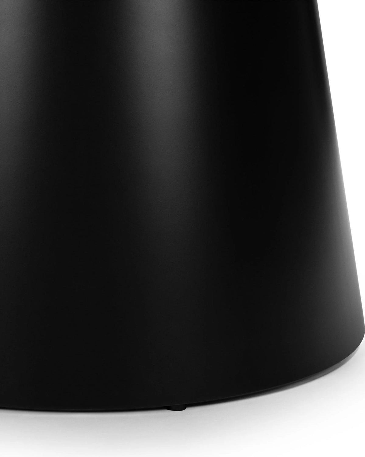 Pasca 59™ round dining table | black lacquer - tables 59 | madorne