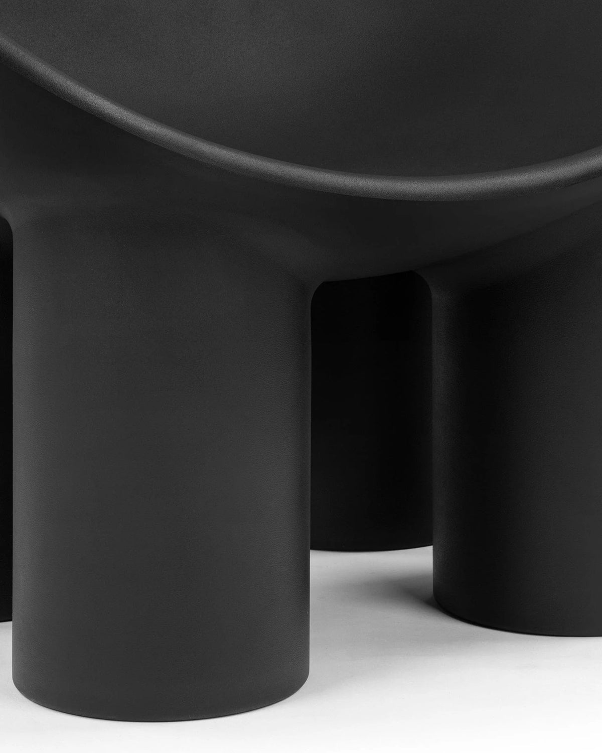 Roly 14™ outdoor chair | molded shell - dining chairs 14 | madorne