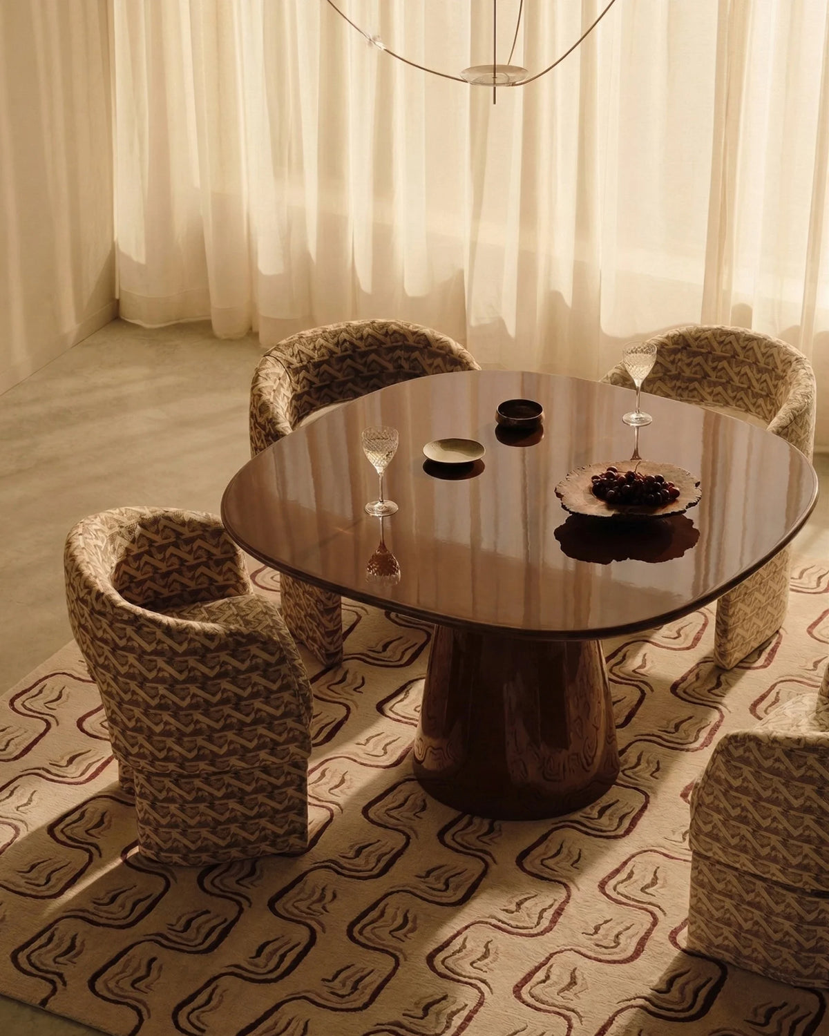 Omera 21™ dining table | high-gloss pedestal - tables 21 inspired by allure o’ | madorne