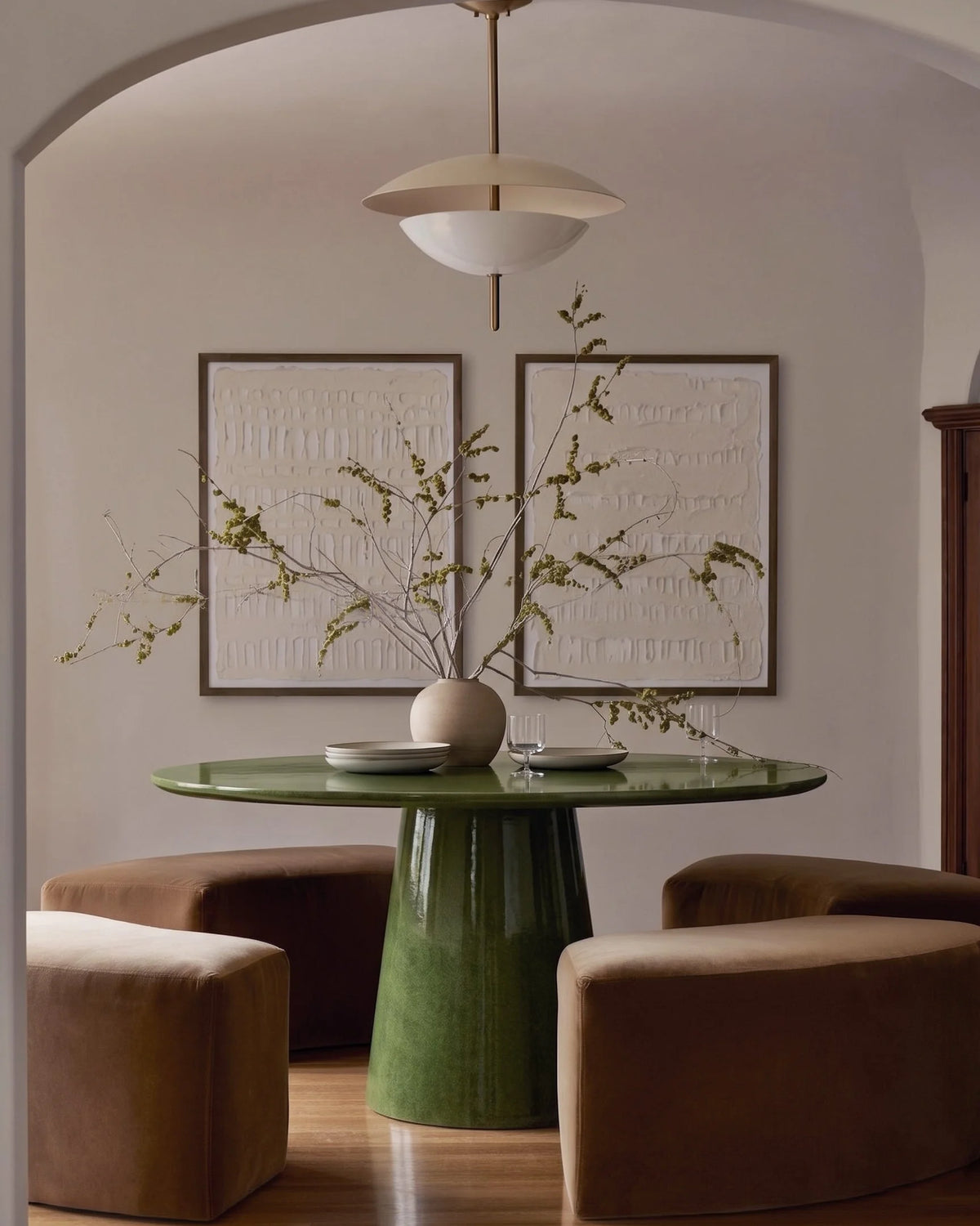 Omera 21™ dining table | high-gloss pedestal - tables 21 inspired by allure o’ | madorne